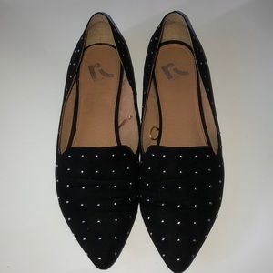 Report Pointed Toe Flats